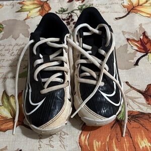 5/$3 Nike Kids Black and Cream Baseball Shoes